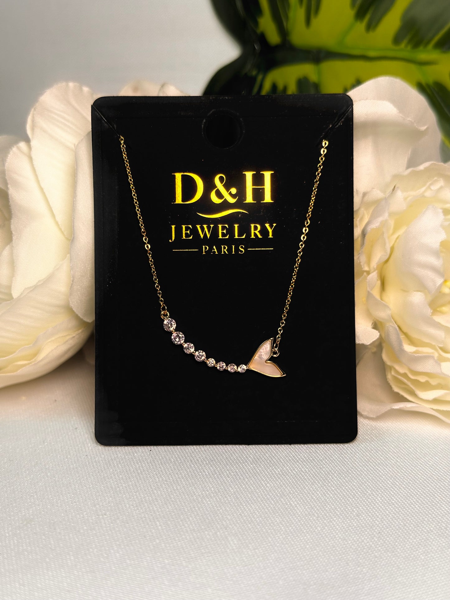 ✨ Collier D&H – Pendentif Aile de Sirène Doré & Strass Étincelants
