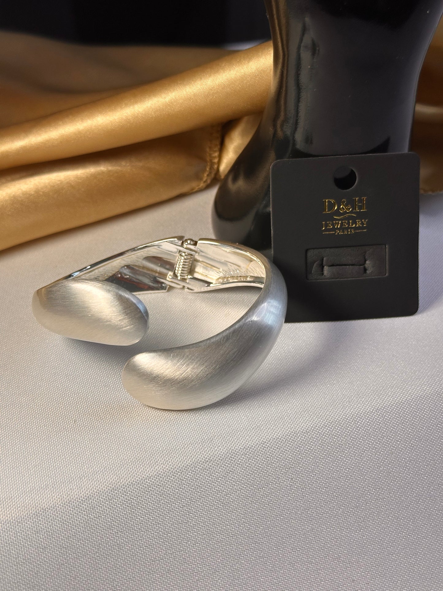 ✨ Bracelet ouvert D&H Jewelry Paris – Bijou femme argenté, design moderne et chic ✨