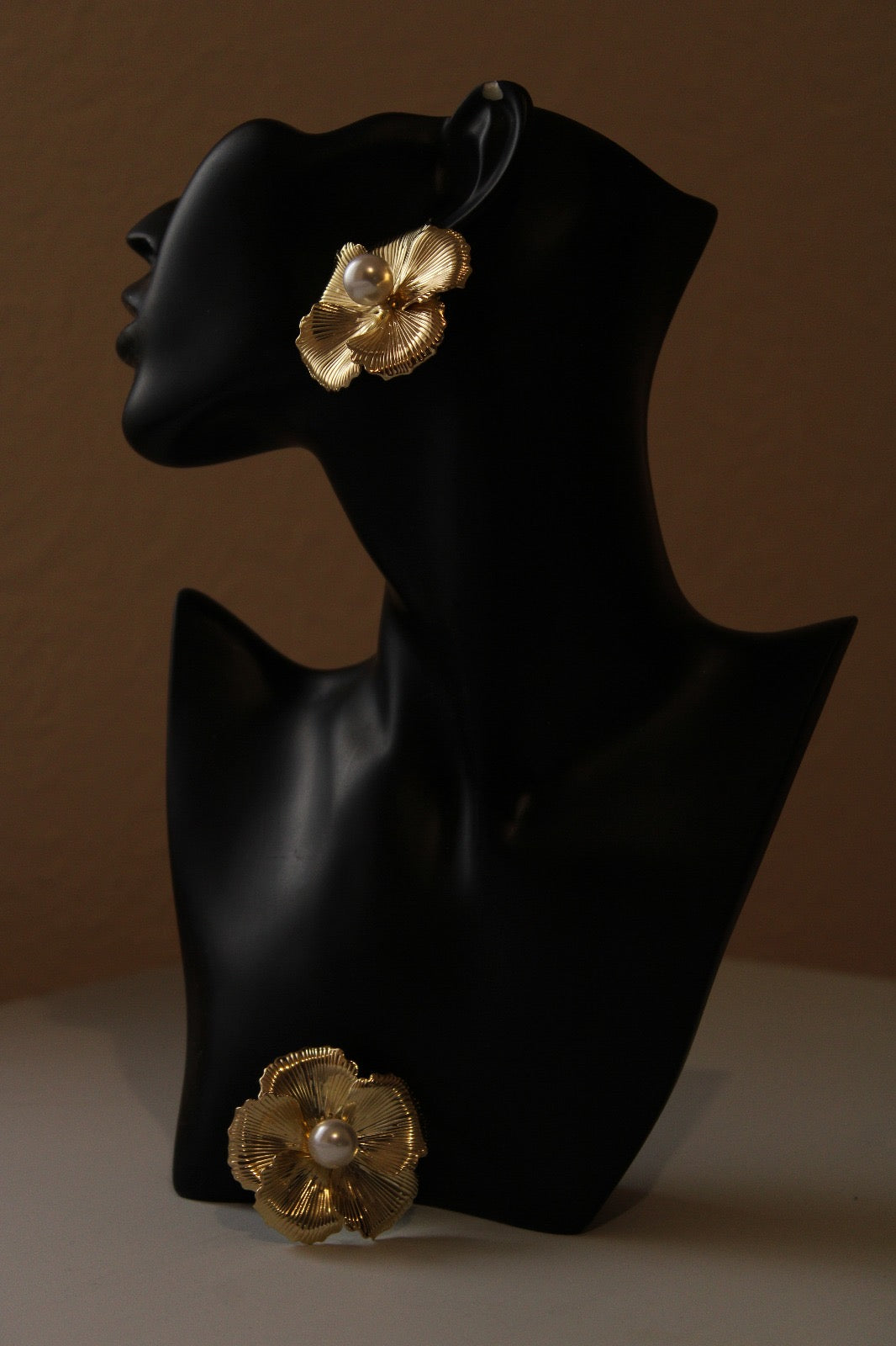 Boucles d’Oreilles Fleur Dorée avec Perle – Élégantes & Chic | D&H Jewelry