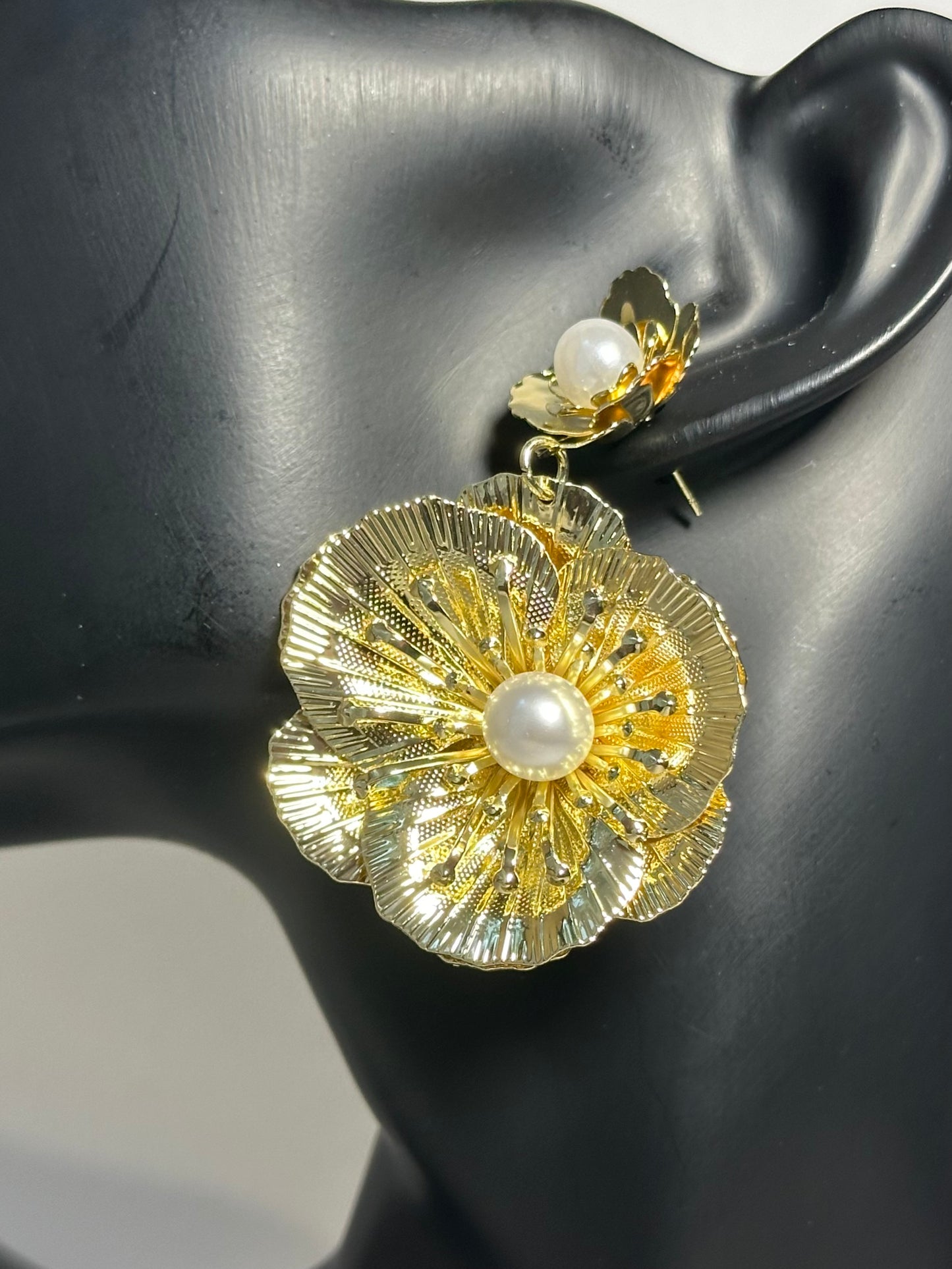 ✨ Boucles d’oreilles dorées fleuries avec perle – D&H Jewelry Paris ✨