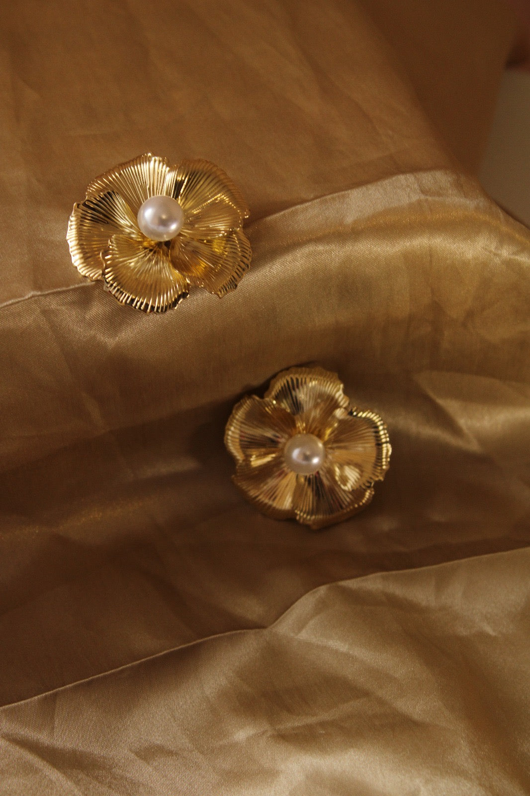 Boucles d’Oreilles Fleur Dorée avec Perle – Élégantes & Chic | D&H Jewelry
