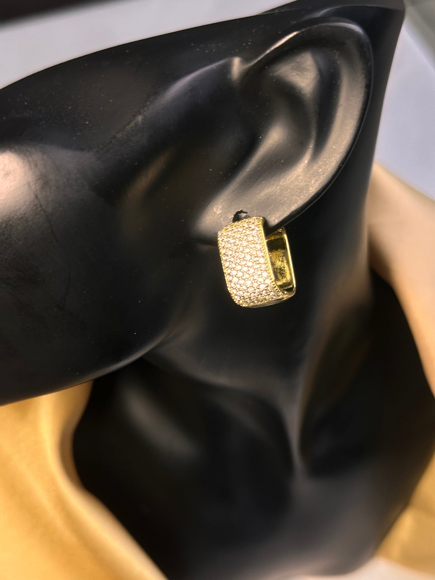 Boucles d’oreilles D&H – Élégance dorée pavée