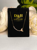 ✨ Collier D&H – Pendentif Aile de Sirène Doré & Strass Étincelants