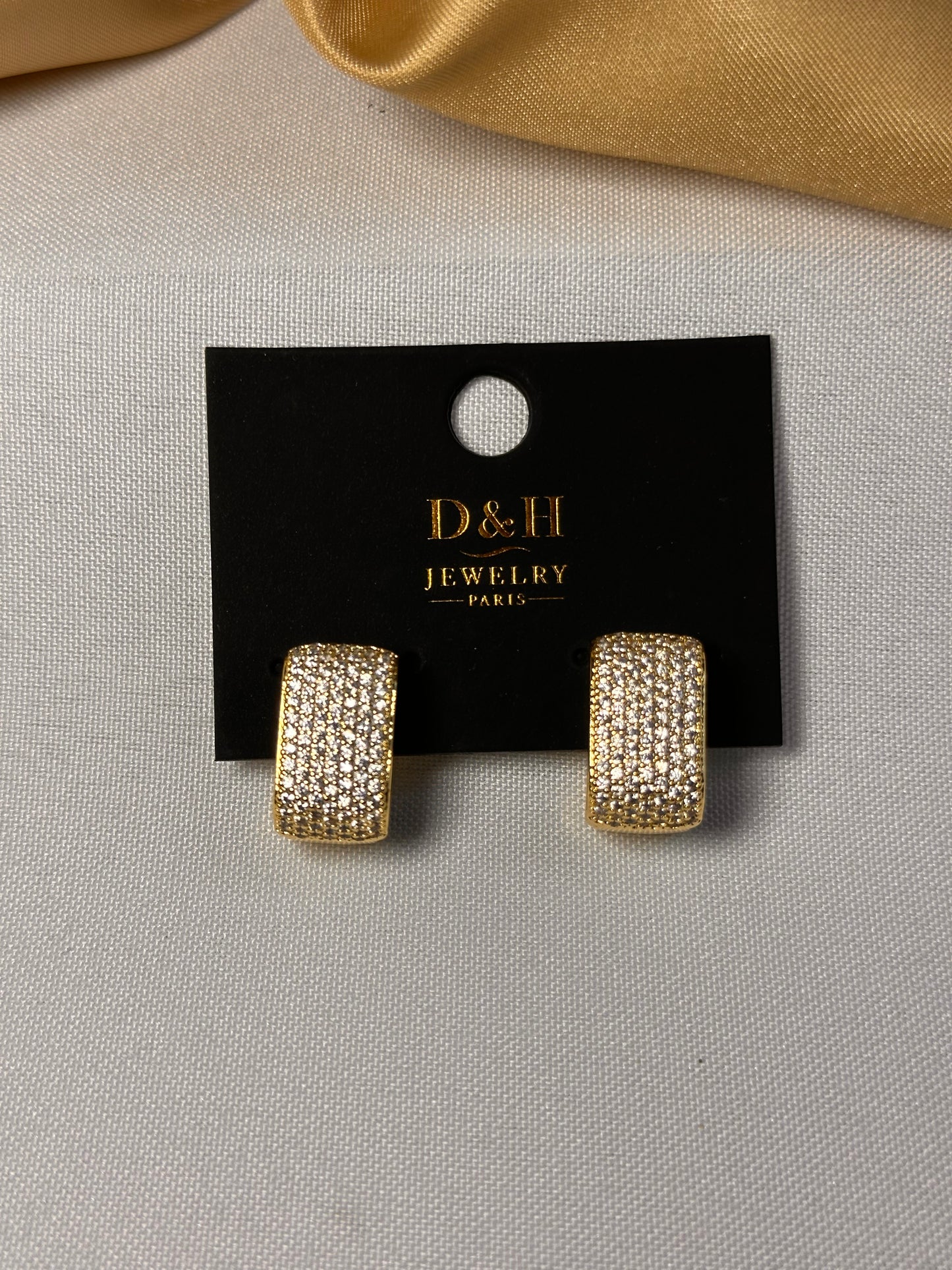 Boucles d’oreilles D&H – Élégance dorée pavée