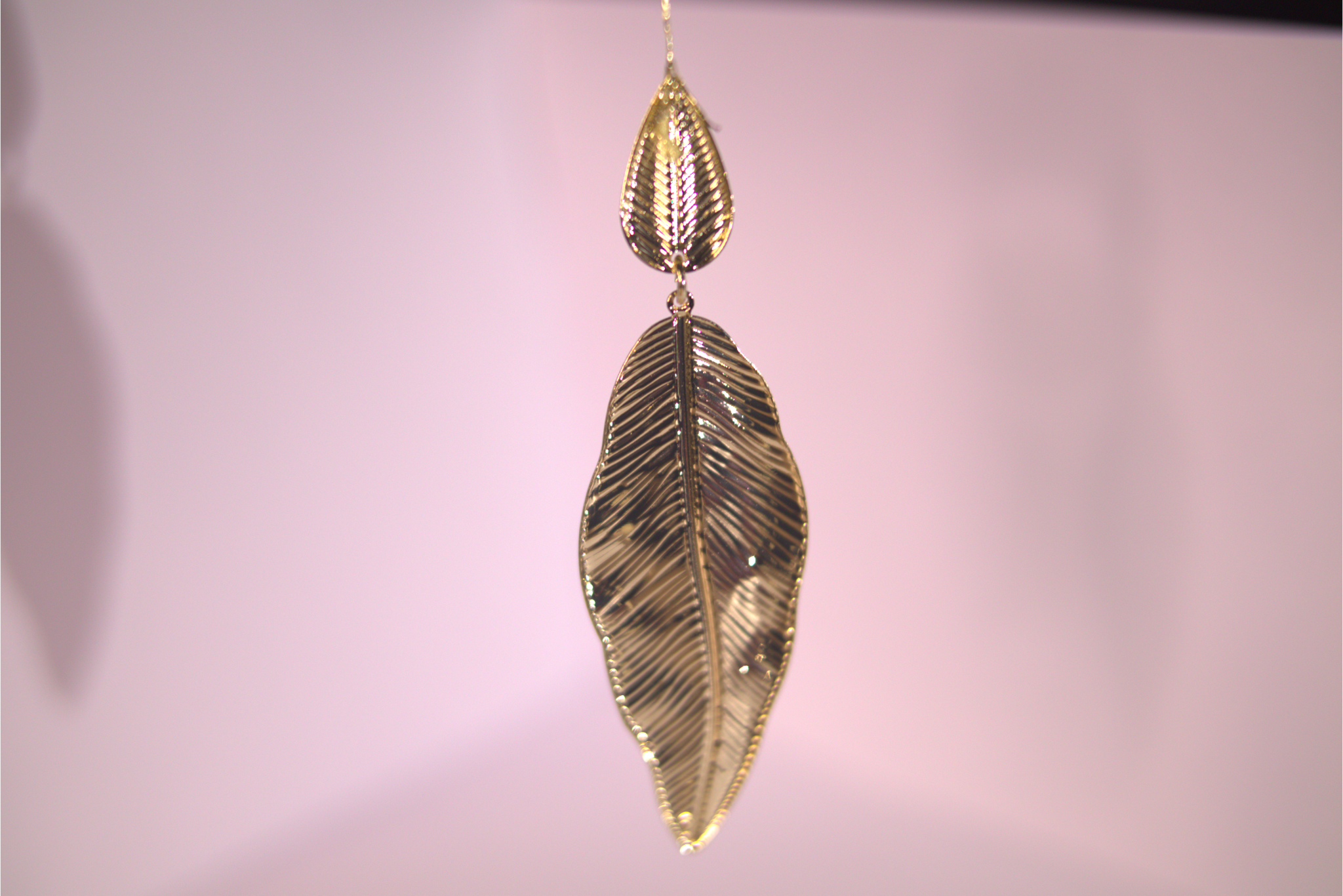 Boucle d’Oreille Plume Élégante – Argent & Doré | Bijou Femme Chic D&H