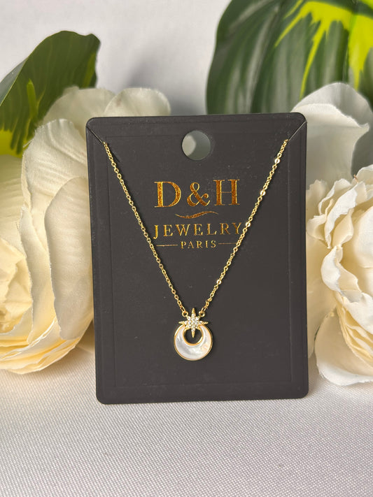 💎 Collier doré nacré – D&H Jewelry Paris

✨ Élégance intemporelle, raffinement parisien