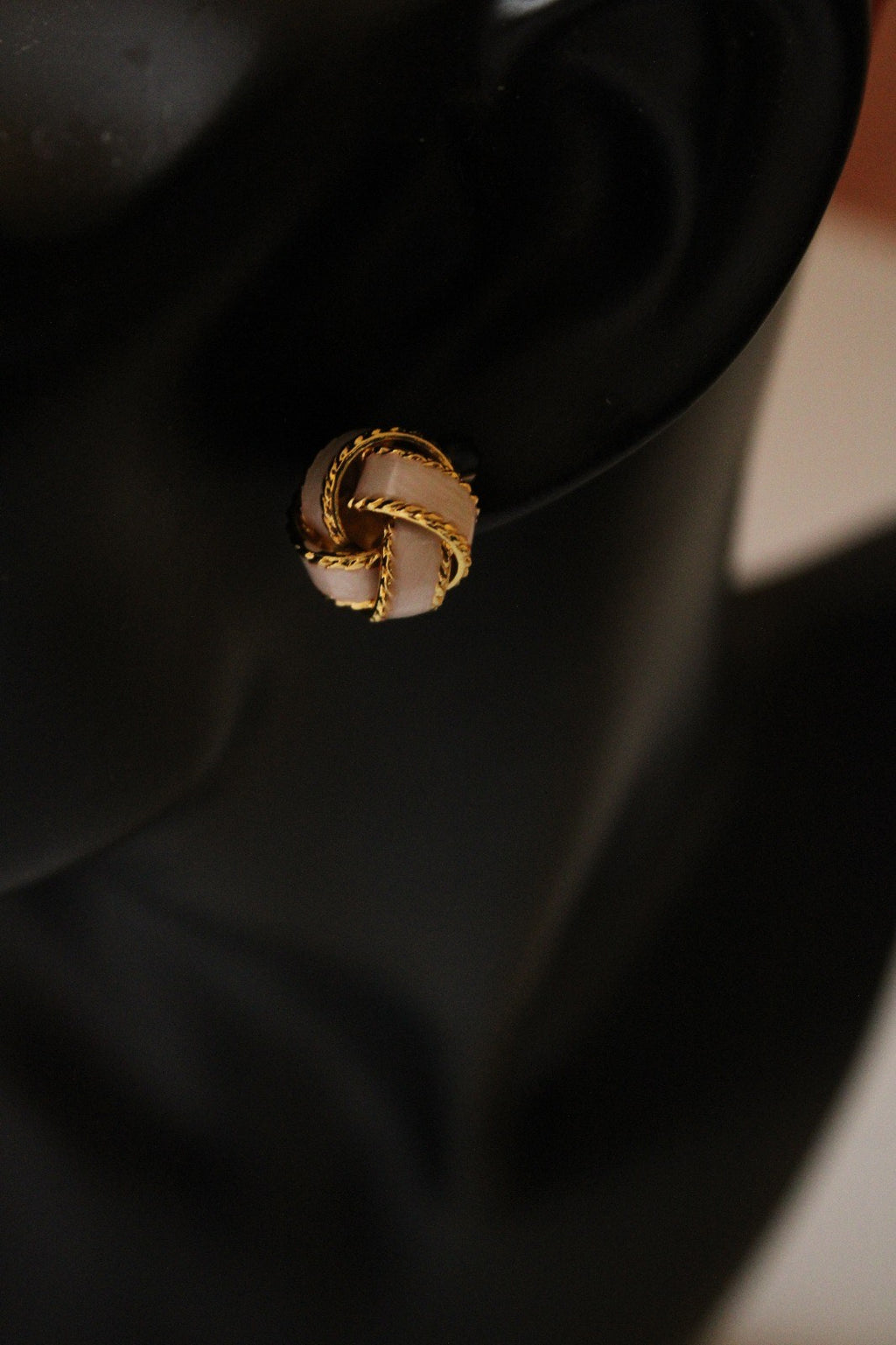 Boucles d’oreilles nœud doré D&H – Bijoux élégants et intemporels pour femme